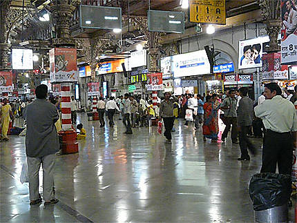 Voyageurs dans la gare de Mumbay