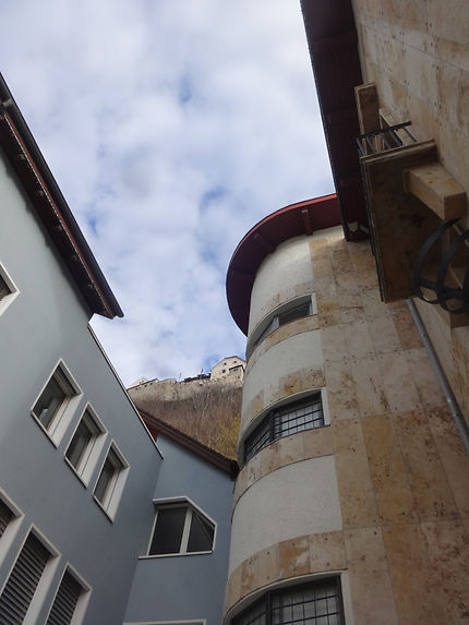 Vue sur le château depuis une rue de Vaduz