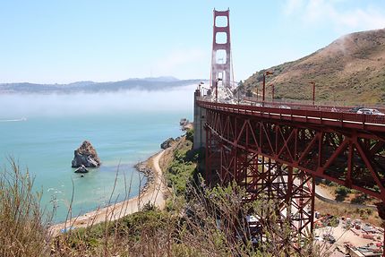 Le Golden Gate de San Francisco sous la brume