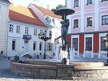La fontaine du Baiser des étudiants à Tartu 