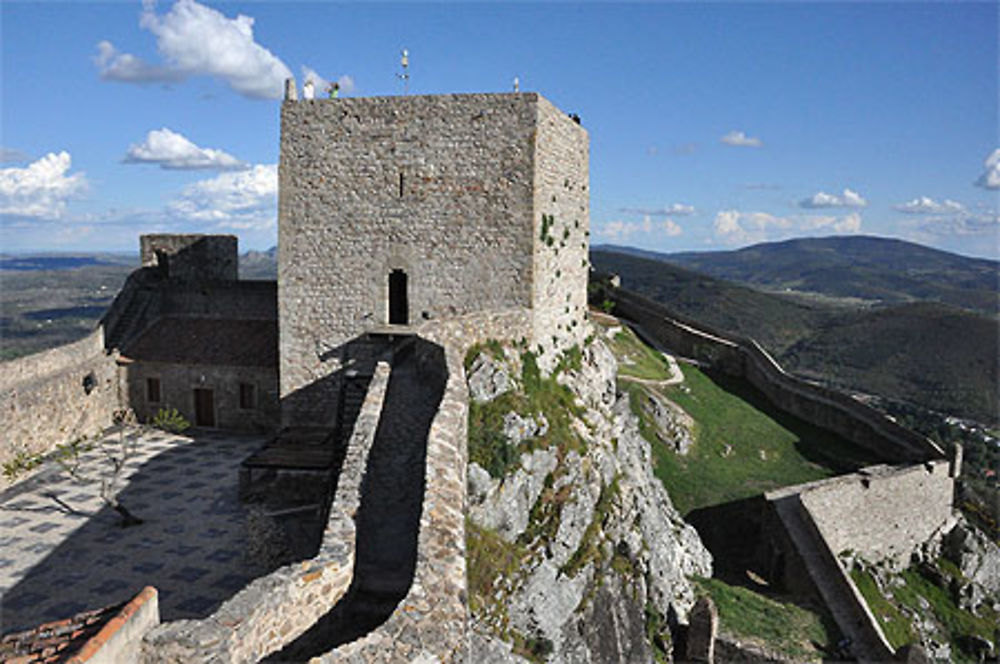 Entouré de fortifications