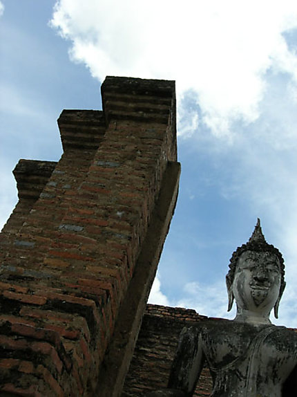 Bouddha et ruines dans le parc de Old Sukkothai
