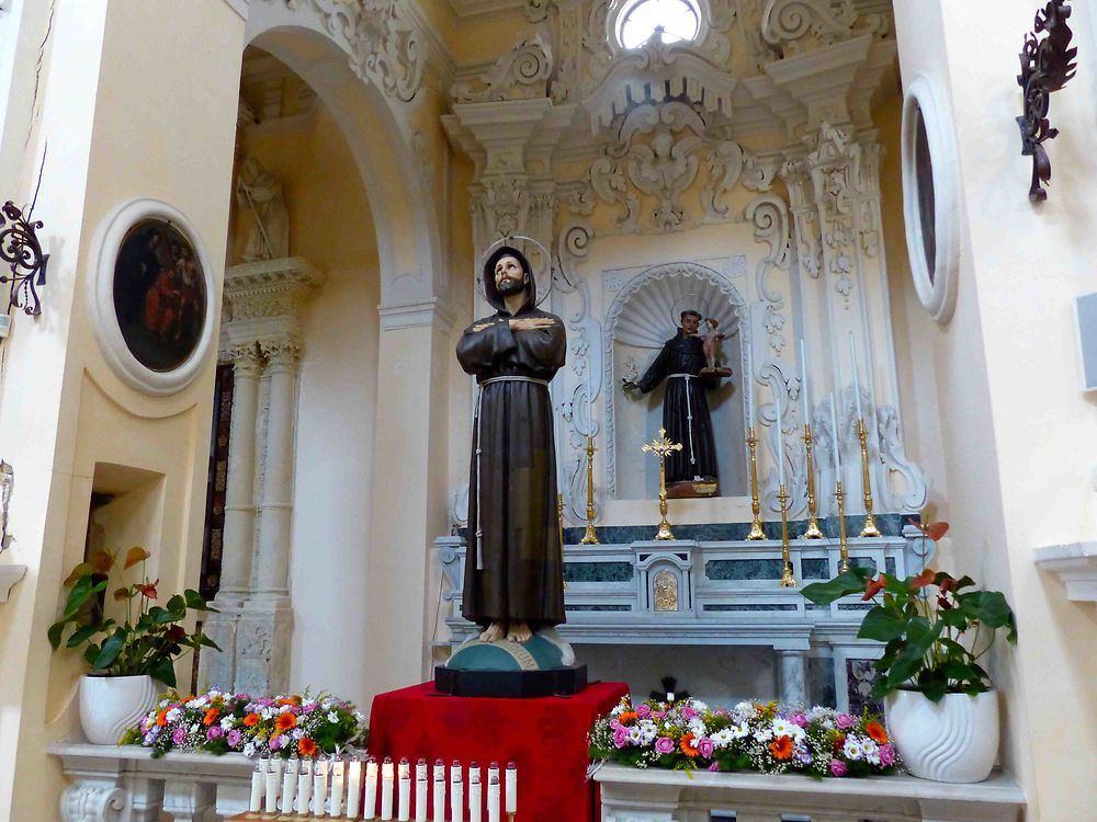 Eglise St François d'Assise - Intérieur