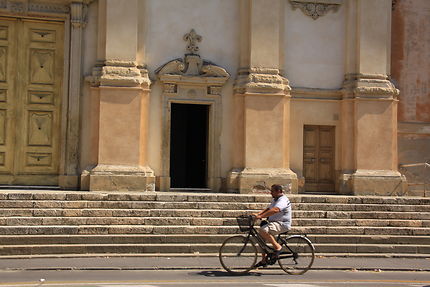 Vélo devant l'église de Fidenza