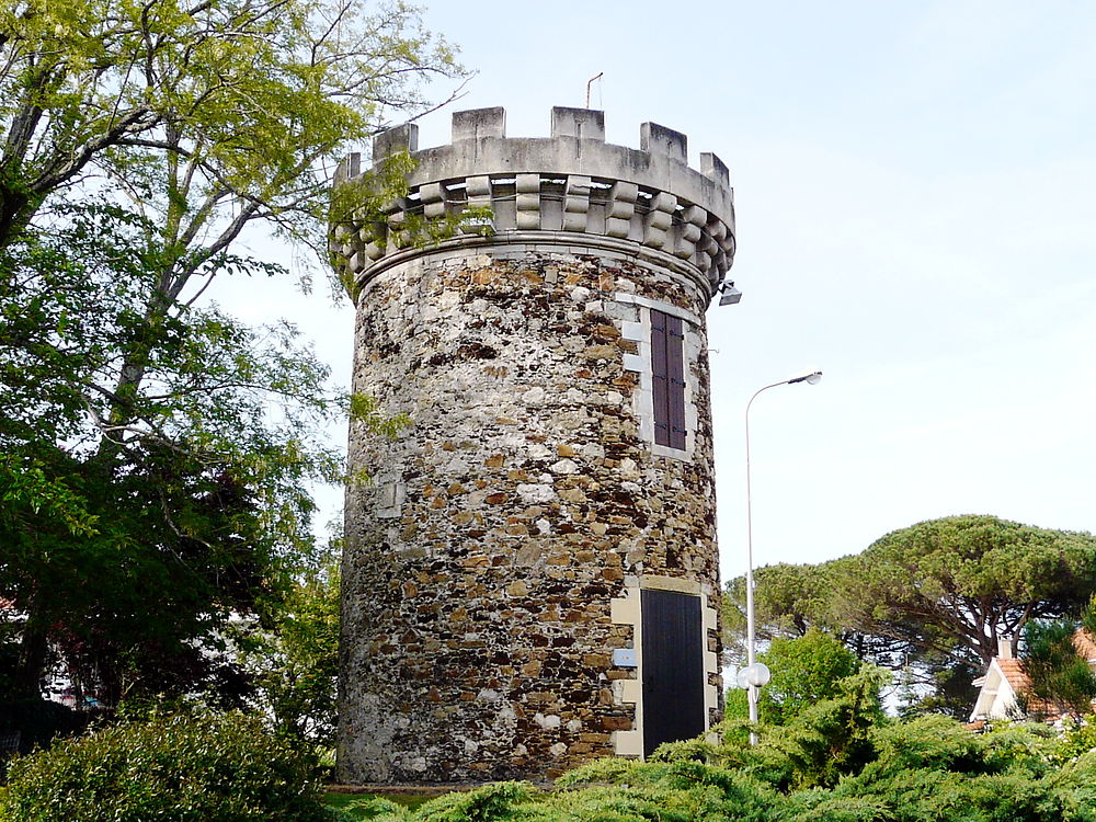 Du côté du Teich, la tour d'Arès