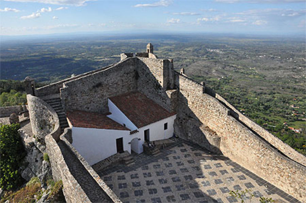 Entouré de fortifications