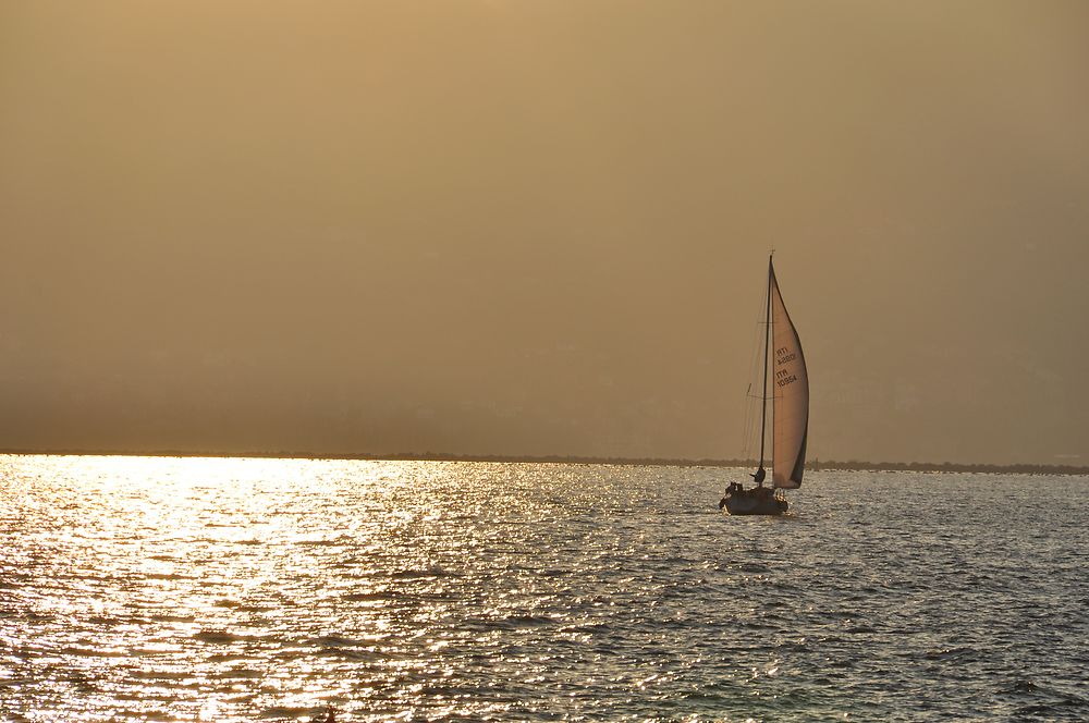 Voilier au coucher de soleil