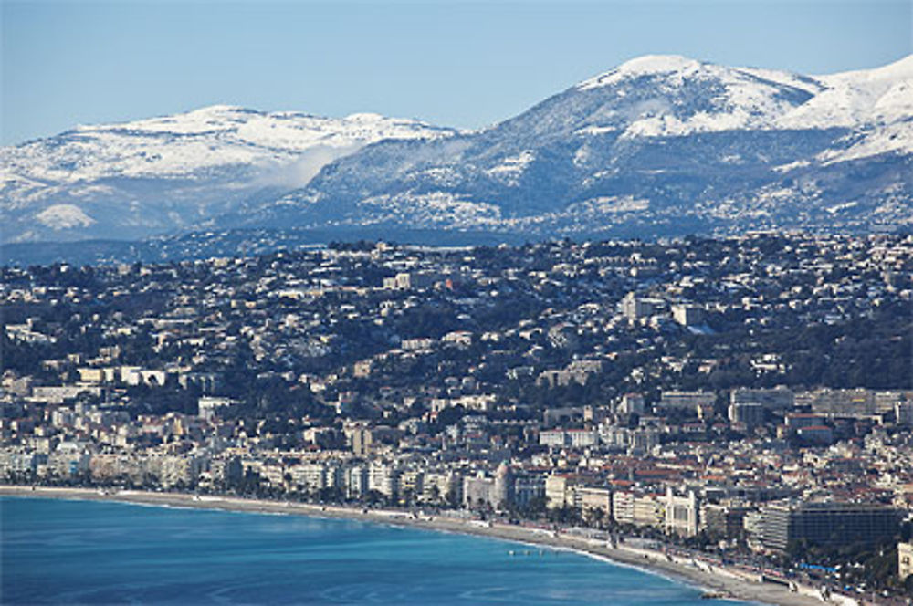 Nice la baie des Anges et les collines de l'ouest, avec le pic Courmette et la montagne de l'Audibergue en arrière plan