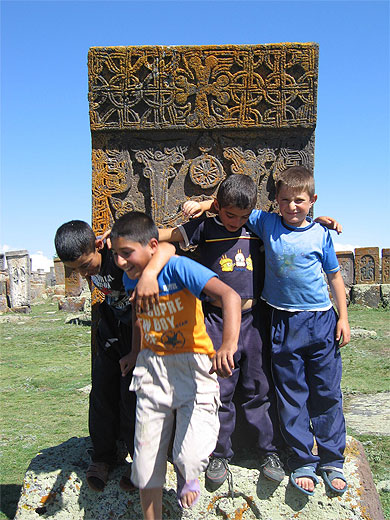Enfants devant un khatchkar à Noratous Enfants devant un khatchkar à Noratous
