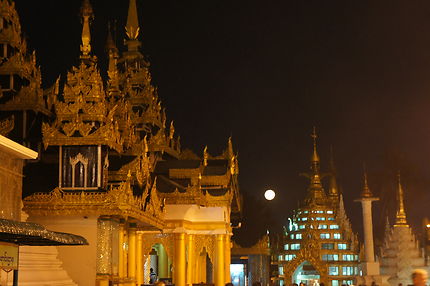 Pleine lune à la pagode Shwedagon