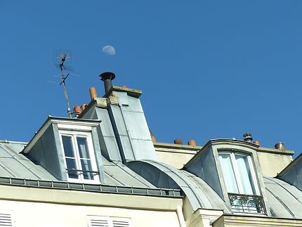 La lune flirte avec les toits de Paris