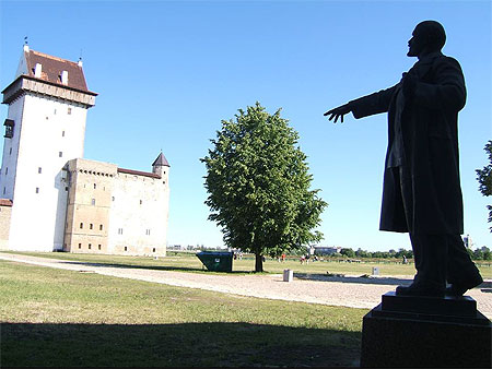 Une statue de Lénine remisée dans un petit coin Une statue de Lénine remisée dans un petit coin