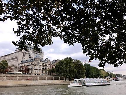 Bateaux promenade sur la Seine
