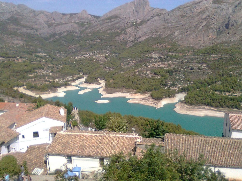 Le lac de barrage de Guadalest