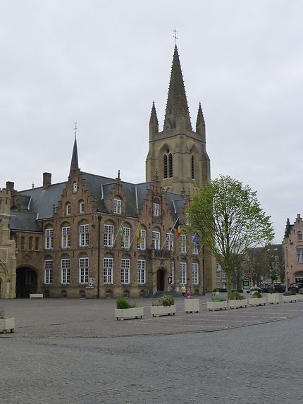 Mairie et église de Nieuport, en Belgique