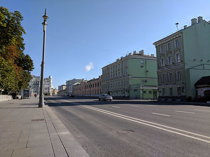 Avenue vide un dimanche à Moscou