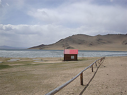 Maison en bois au bord du lac