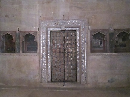 Porte décorée de miroirs 