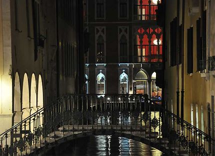 Un palazzo dans la nuit à Venise