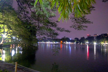 Le lac Hoan Kiem by night