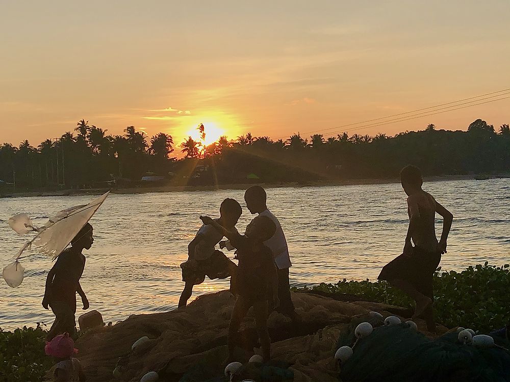 Coucher de soleil sur la plage de Gwa