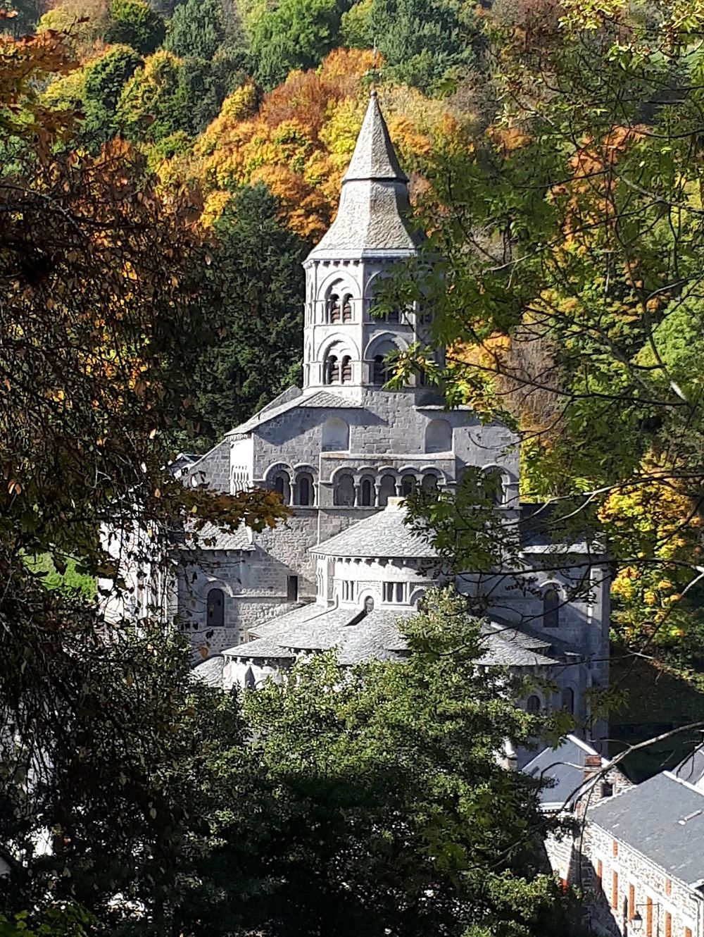 Orcival Auvergne et sa basilique romane 