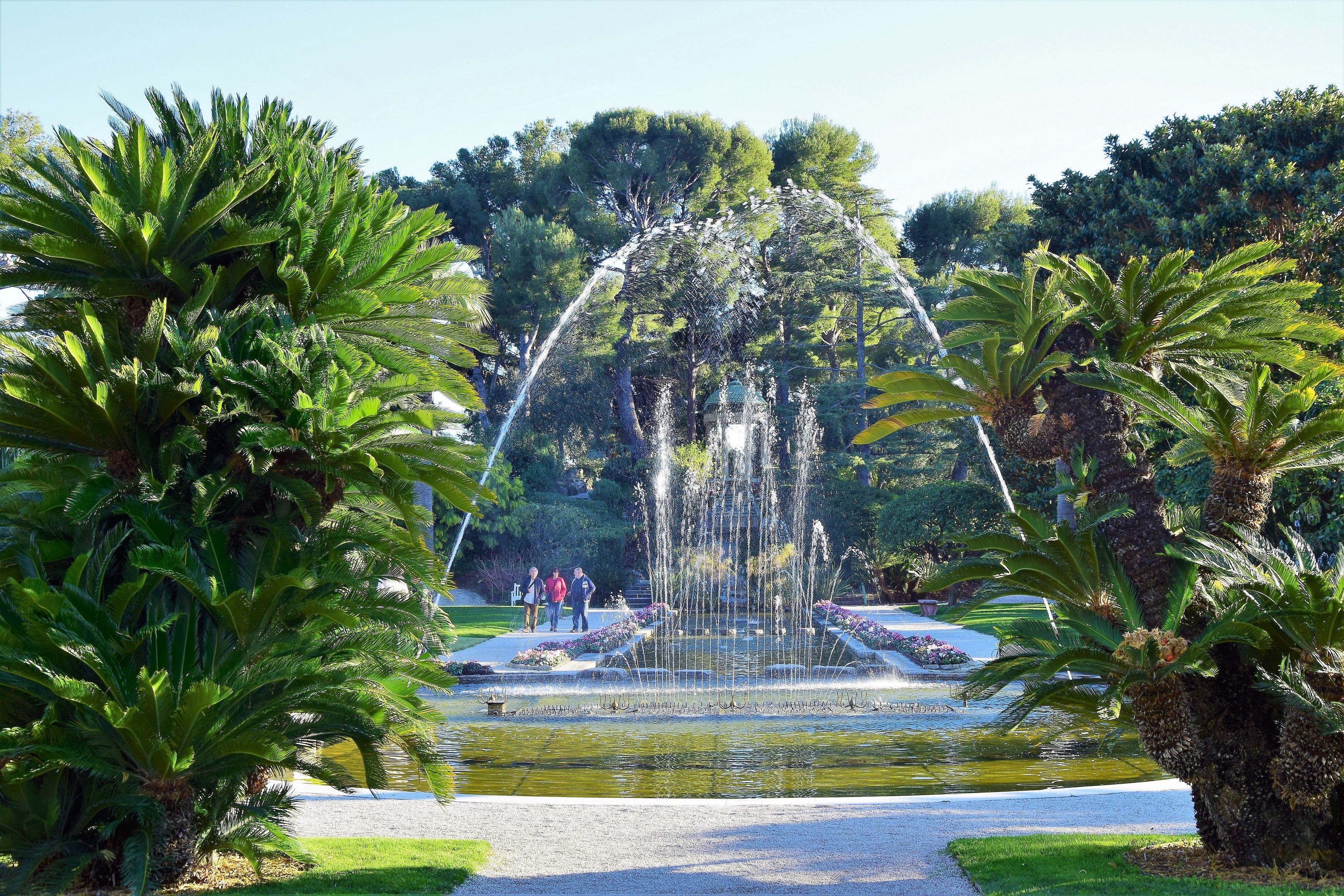Jets d'eau dans les jardins de la villa Rothschild