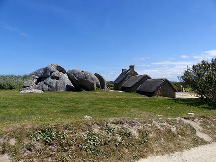 Petit village aux toits de chaume