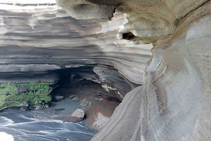Grotte et plage de la baie de Carberinho
