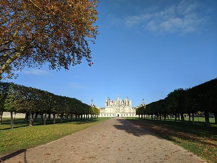 En s'éloignant du Château de Chambord