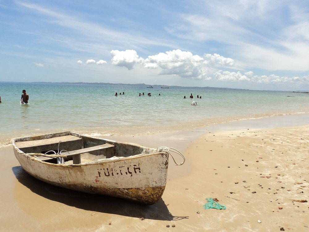 Barque sur la place de Ilha dos Frades