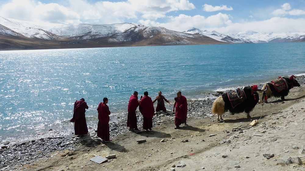 Le lac sacré Yamdrok-Tso