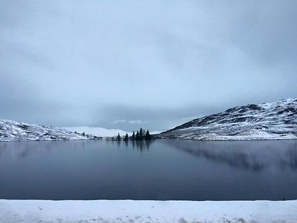 Lac gelé dans les Highlands écossais