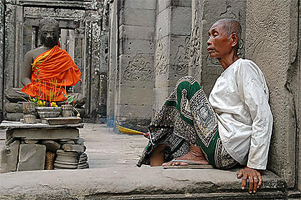 Angkor statues