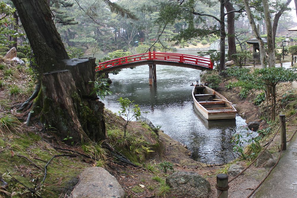 Jardin japonais sous la pluie à Hiroshima