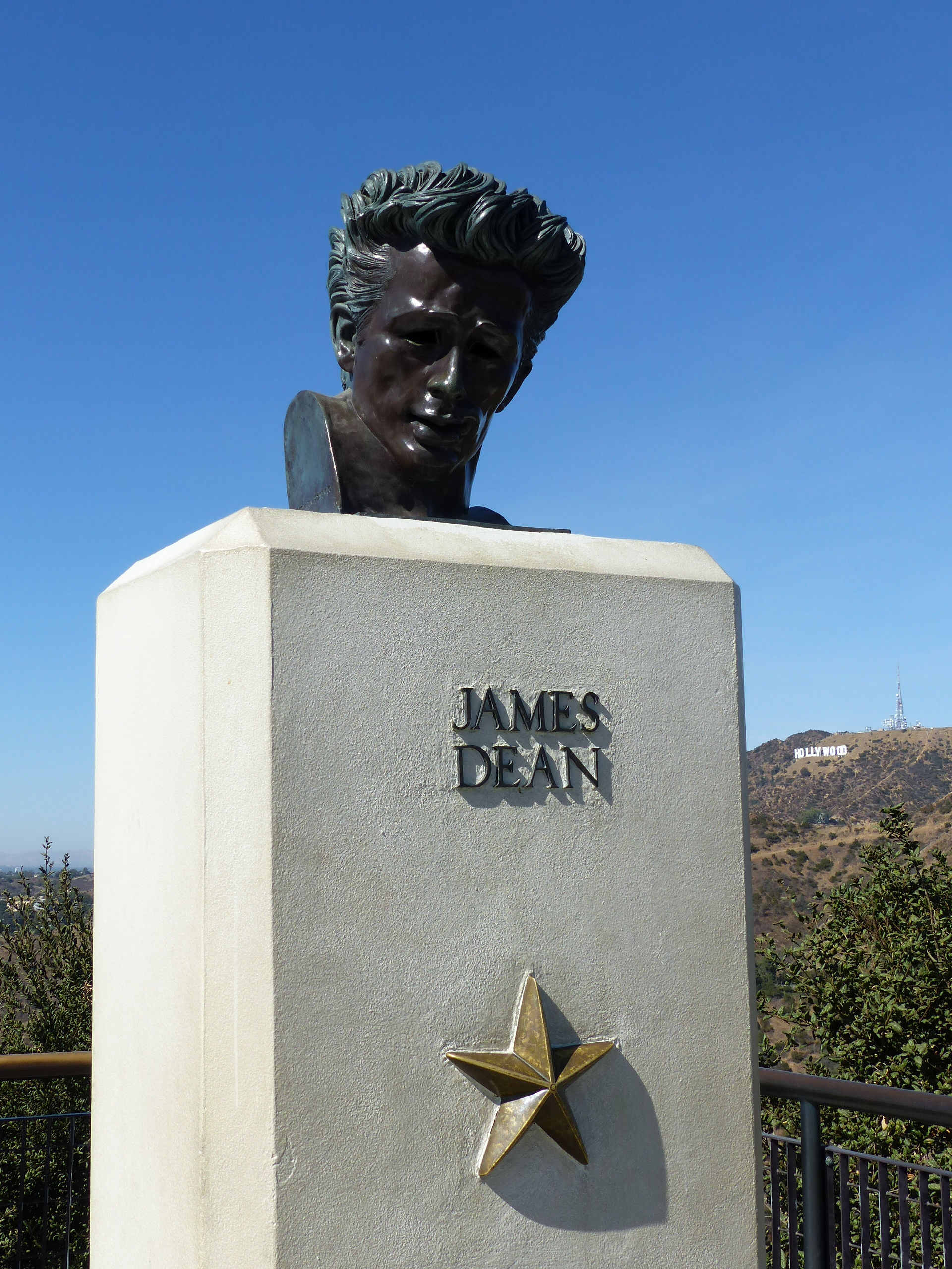 James Dean dressé devant l’Observatoire Griffith