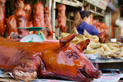 Cochon laqué sur le marché de Phnom Penh