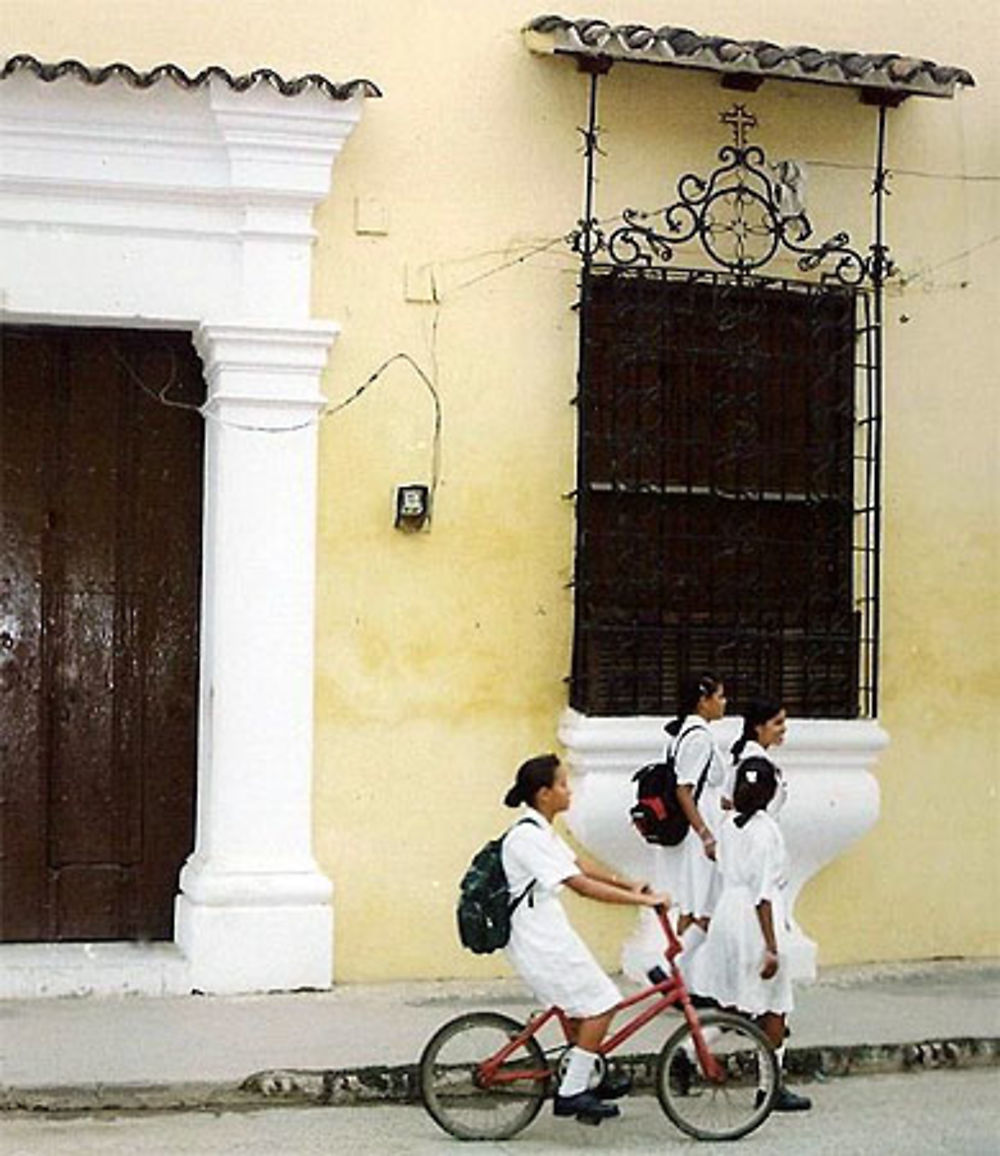 L'école est finie, fillettes en blanc