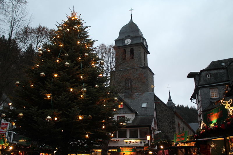 Le marché de Noël devant l'église