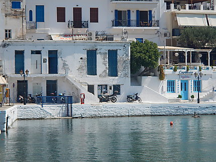 Façades des maisons dans le port de Batsi