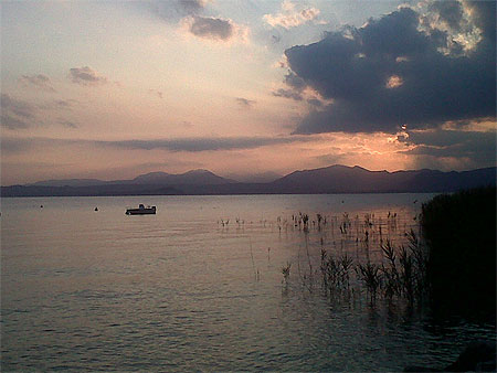 Couché de soleil sur le lac de Garde Couché de soleil sur le lac de Garde