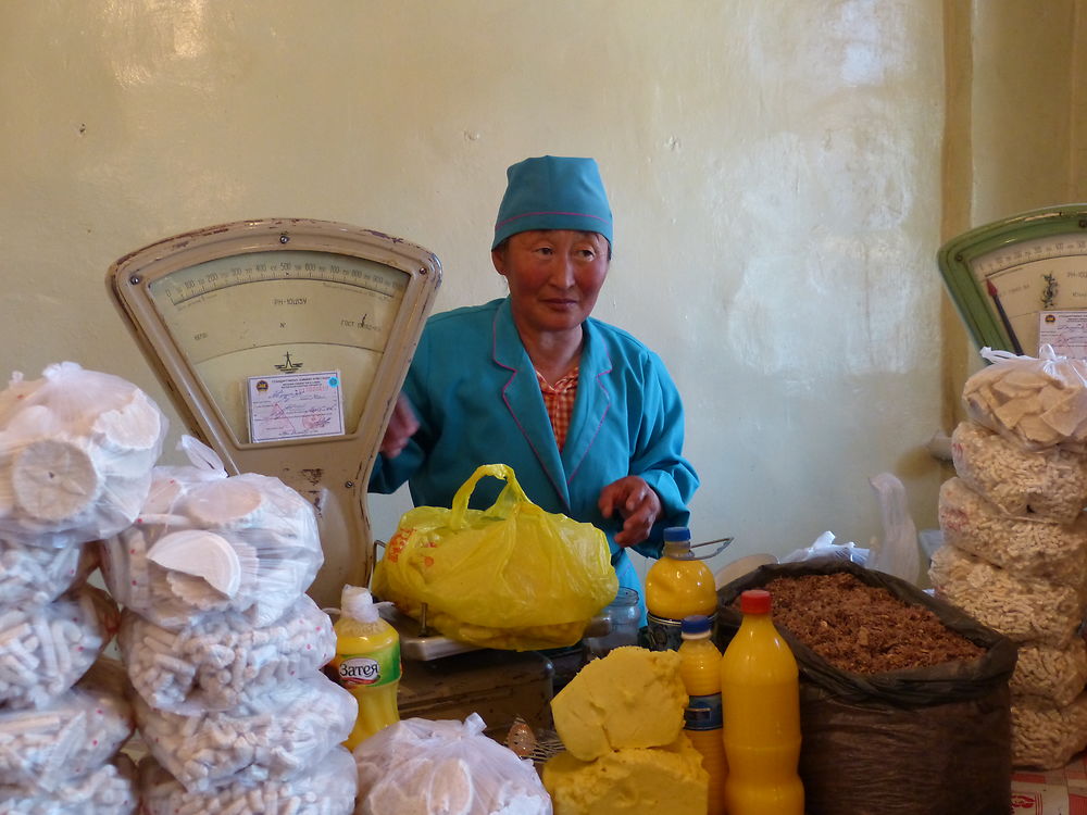 Vente de beurre et fromage de yak au marché