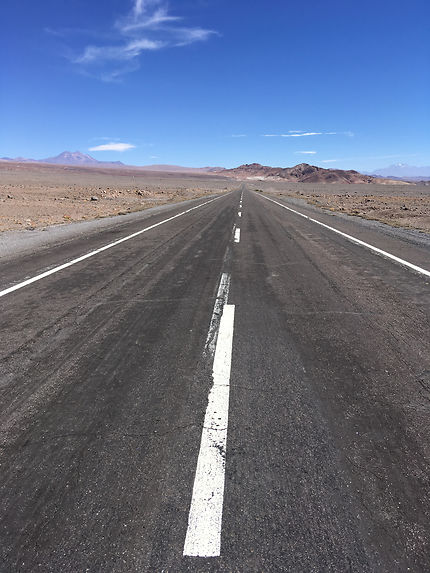  Désert d'Atacama et route à perte de vue