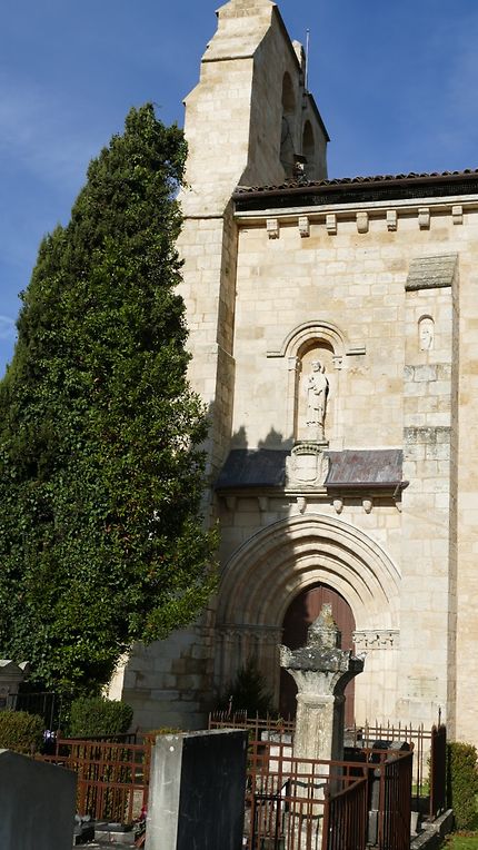 La porte d'entrée de l'église de la Sauve