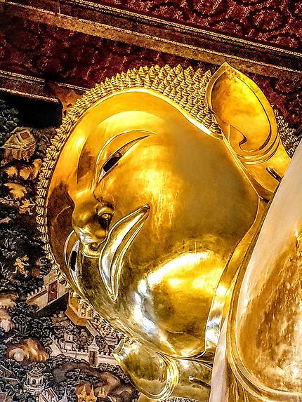 Visage rayonnant du Bouddha couché au Wat Pho 