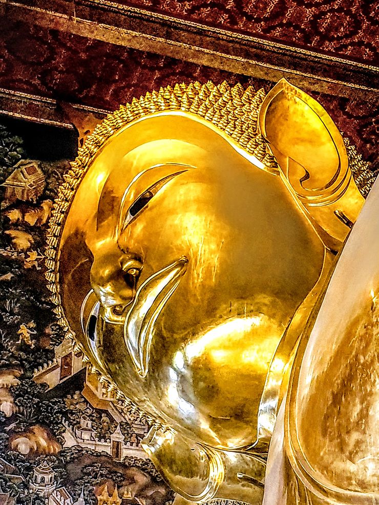 Visage rayonnant du Bouddha couché au Wat Pho, Thaïlande