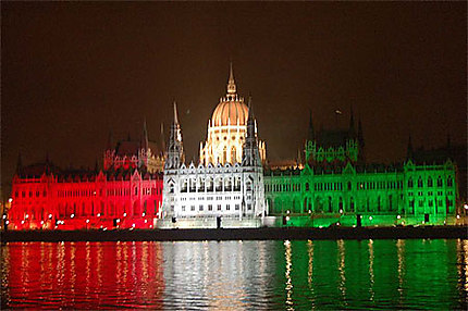 Le Parlement auc couleurs du drapeau hongrois