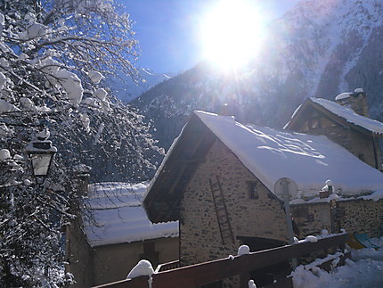 Venosc village typique sous la neige