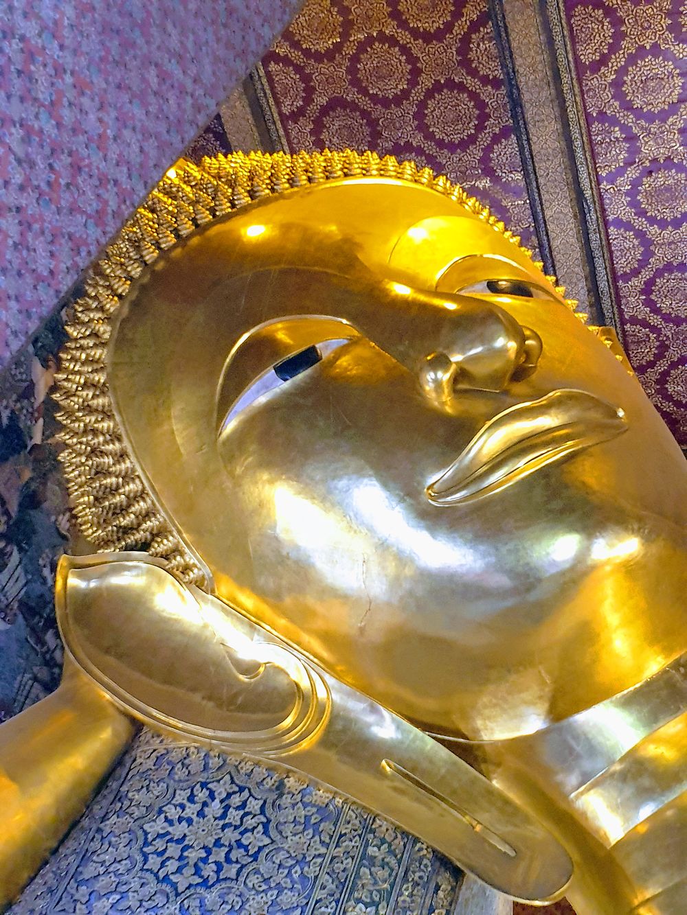 Visage rayonnant du Bouddha 