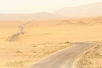 Route sinueuse dans le désert de Paracas